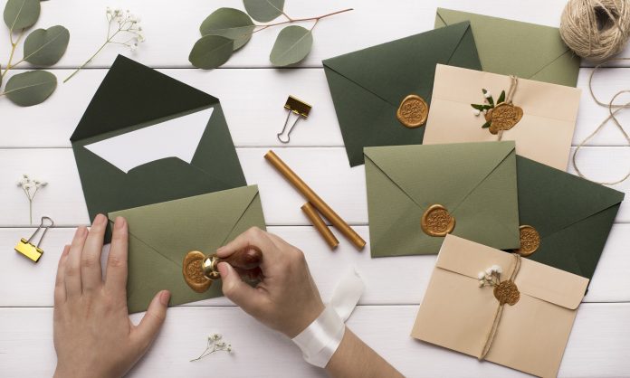 How and when to deliver wedding invitations?